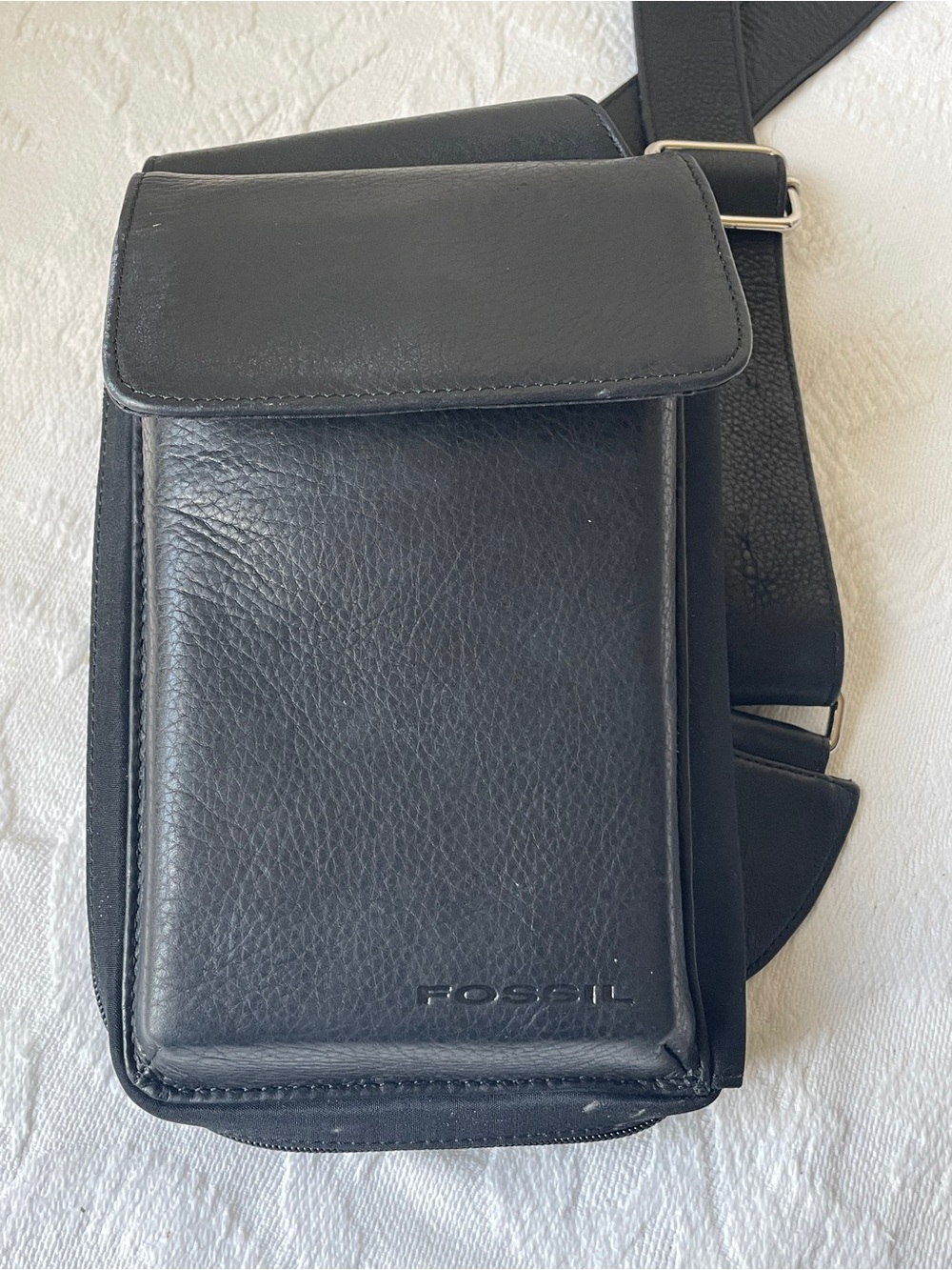 Men's Black leather vintage Fossil multi-pocket traveler crossbody swing bag